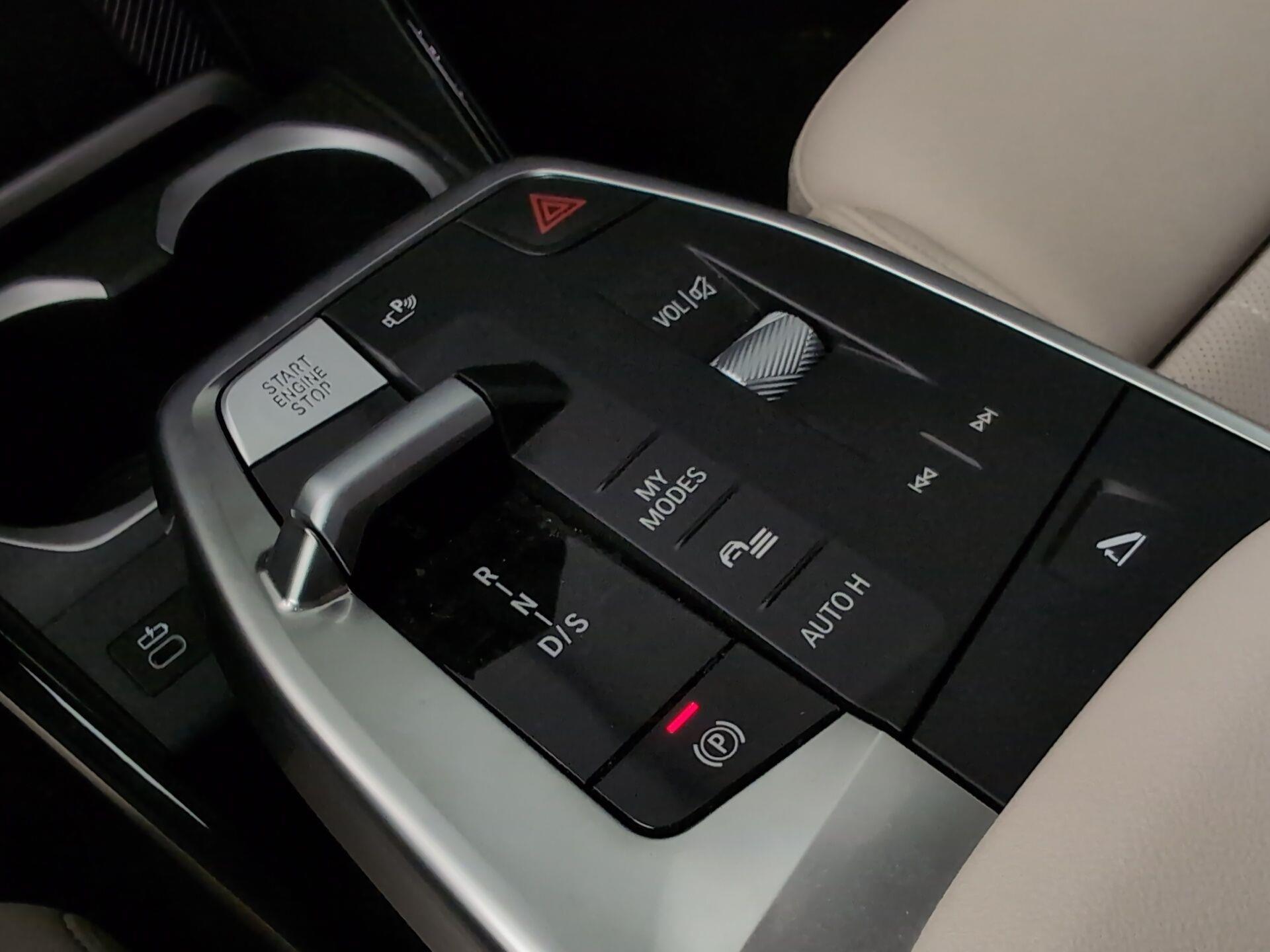 BMW X1 xDrive30e color Negro. Año 2025. 240KW(326CV). Híbrido Electro/Gasolina. En concesionario Automotor Premium Velázquez - Málaga de Málaga