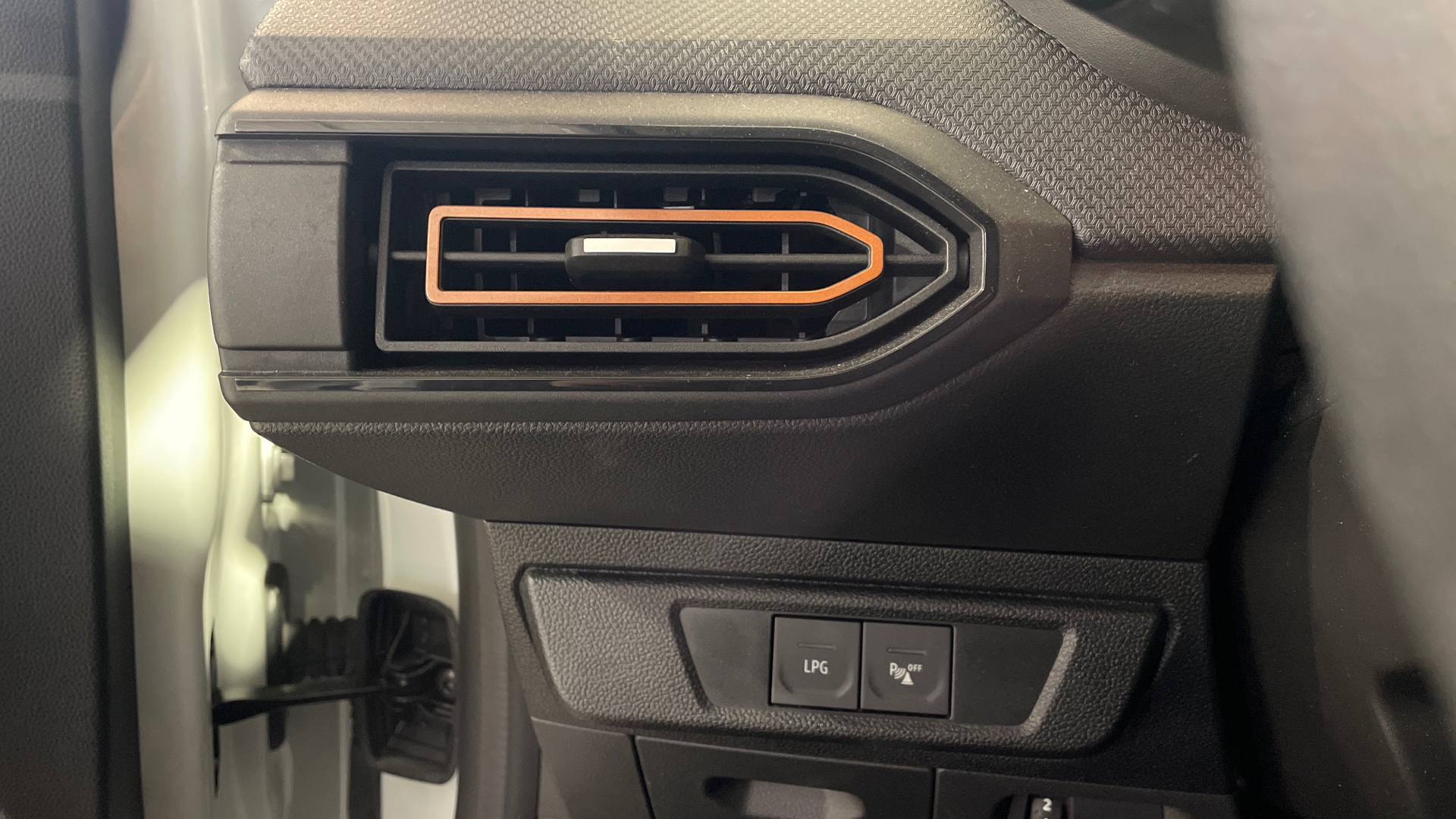 Dacia Sandero ECO-G 100 en Barcelona