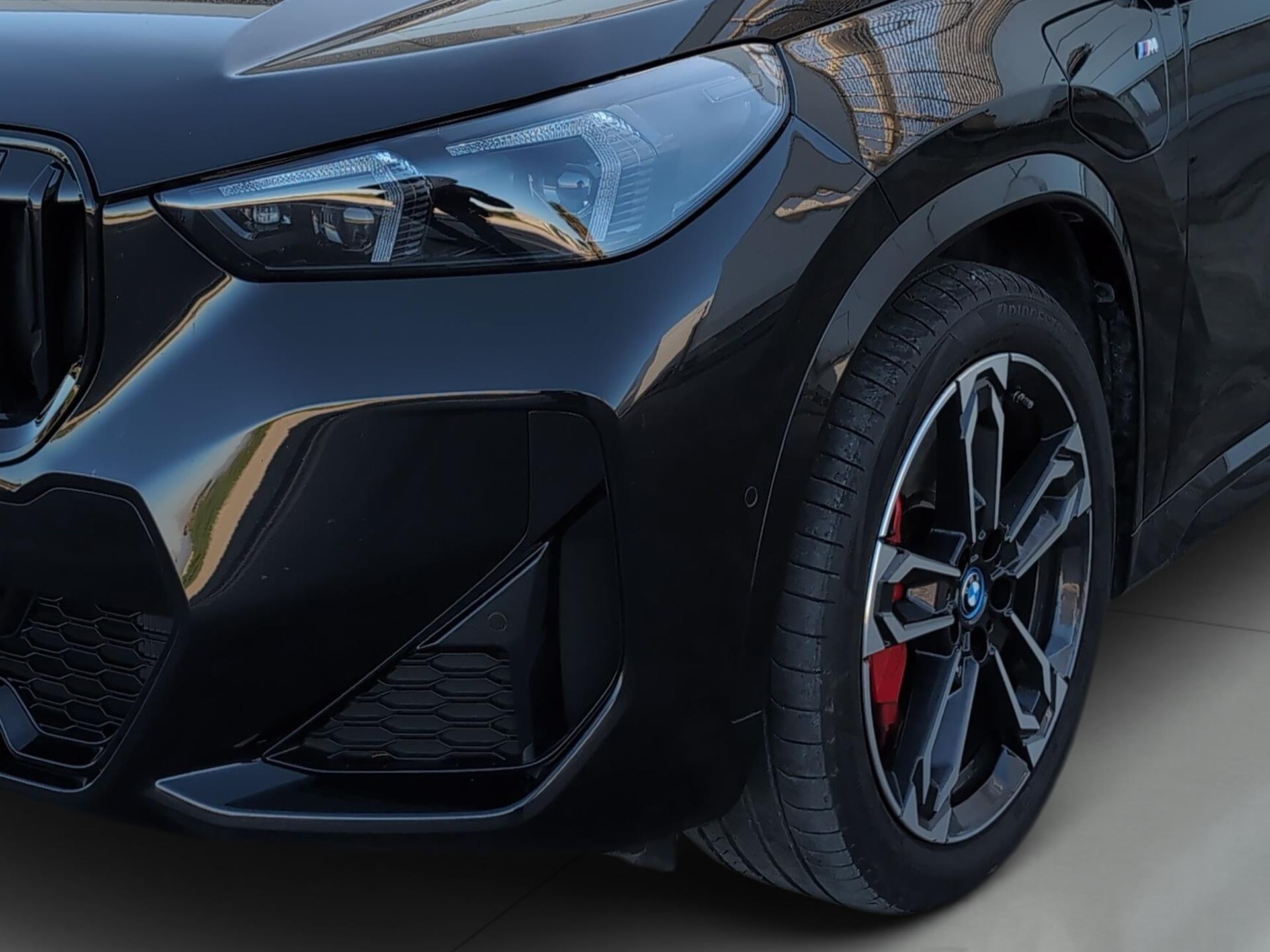 BMW X1 xDrive30e color Negro. Año 2025. 240KW(326CV). Híbrido Electro/Gasolina. En concesionario Automotor Premium Velázquez - Málaga de Málaga