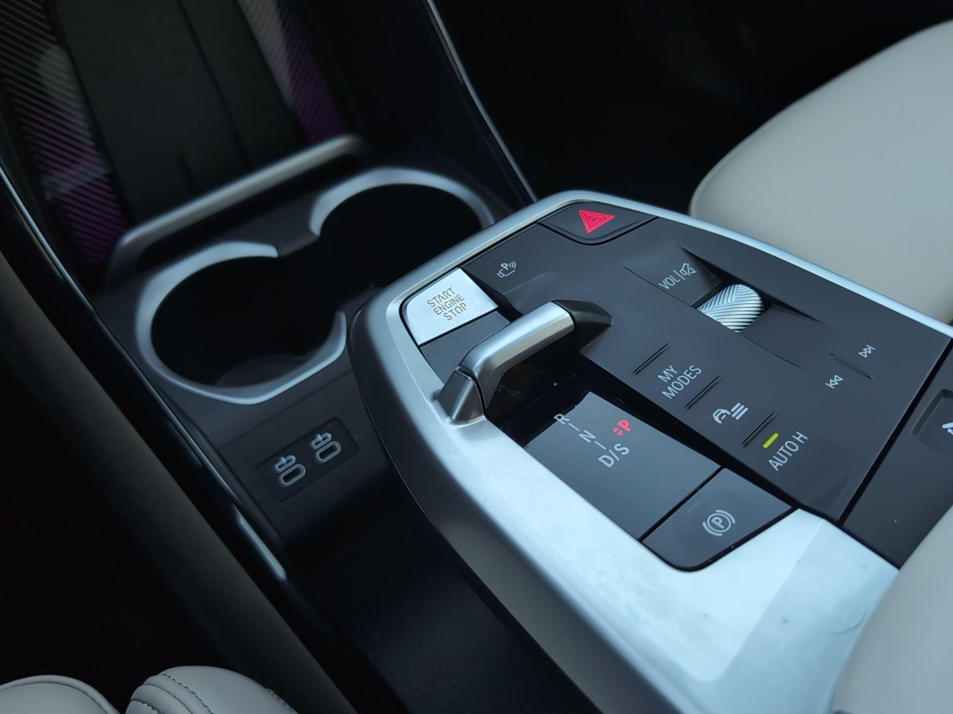 BMW X1 xDrive30e color Negro. Año 2025. 240KW(326CV). Híbrido Electro/Gasolina. En concesionario Automotor Premium Velázquez - Málaga de Málaga