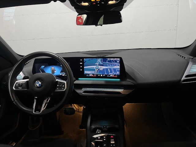 BMW Serie 1 120d color Negro. Año 2024. 120KW(163CV). Diésel. En concesionario Amiocar S.A. de Coruña