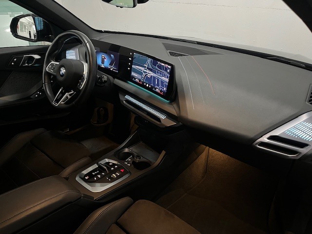 BMW Serie 1 120d color Negro. Año 2024. 120KW(163CV). Diésel. En concesionario Amiocar S.A. de Coruña