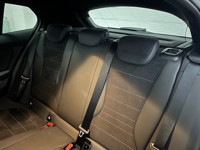 BMW Serie 1 120d color Negro. Año 2024. 120KW(163CV). Diésel. En concesionario Amiocar S.A. de Coruña