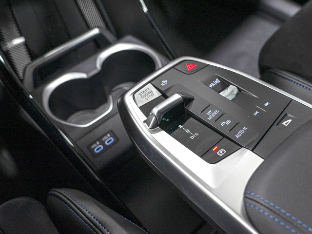 BMW X1 sDrive20d color Gris Plata. Año 2024. 120KW(163CV). Diésel. En concesionario Caetano Cuzco, Alcalá de Madrid