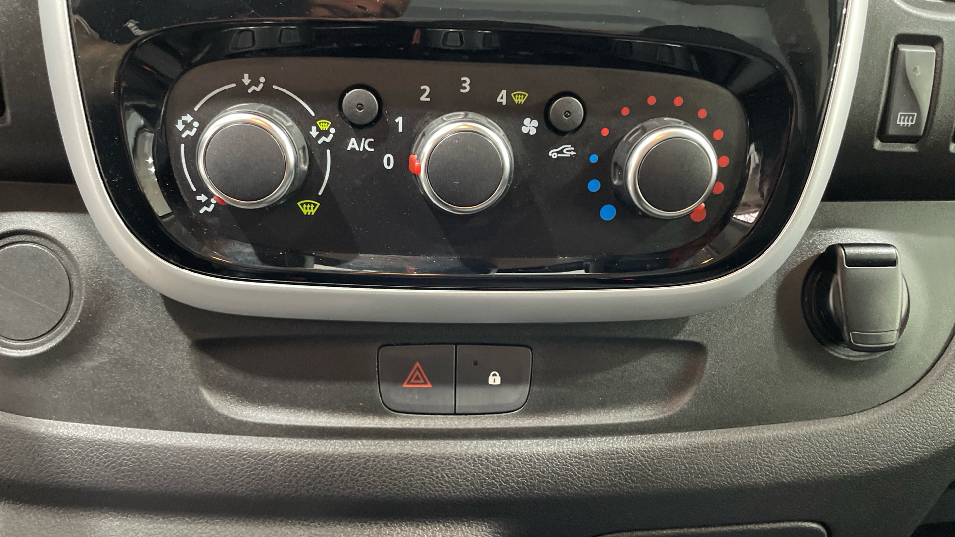 Renault Trafic Furgon dCi 145 en Barcelona
